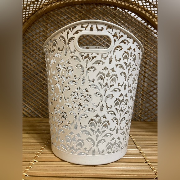 Other - ⭐️ Free With Bundle Purchase Of 2+ Items! White Lace Patterned Trash Can